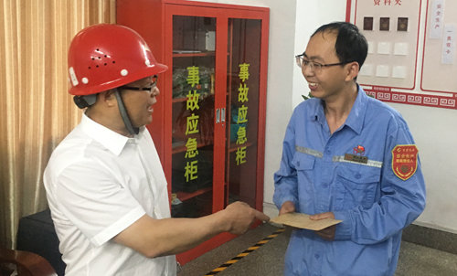 王大真到宜都園區(qū)、股份公司看望慰問基層黨員(圖2)
