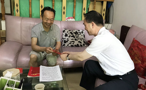 集團(tuán)領(lǐng)導(dǎo)看望慰問離退休黨員、基層困難黨員和年輕黨員(圖3)
