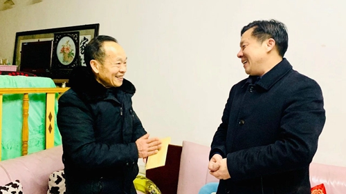集團(tuán)領(lǐng)導(dǎo)春節(jié)前走訪慰問一線職工、困難職工和離退休老干部(圖3)
