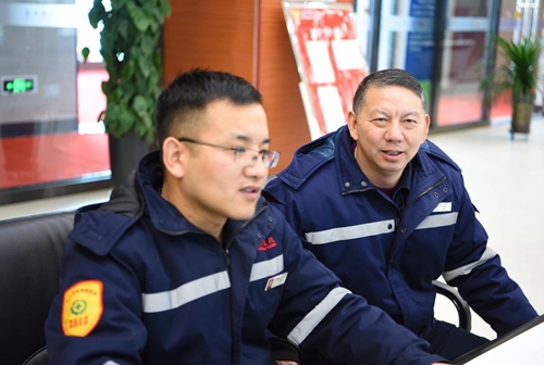集團(tuán)領(lǐng)導(dǎo)春節(jié)前走訪慰問一線職工、困難職工和離退休老干部(圖4)