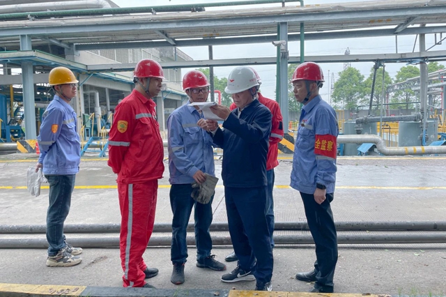 王大真到松滋肥業(yè)、楚星公司和股份公司現(xiàn)場檢查安全生產(chǎn)工作(圖1)