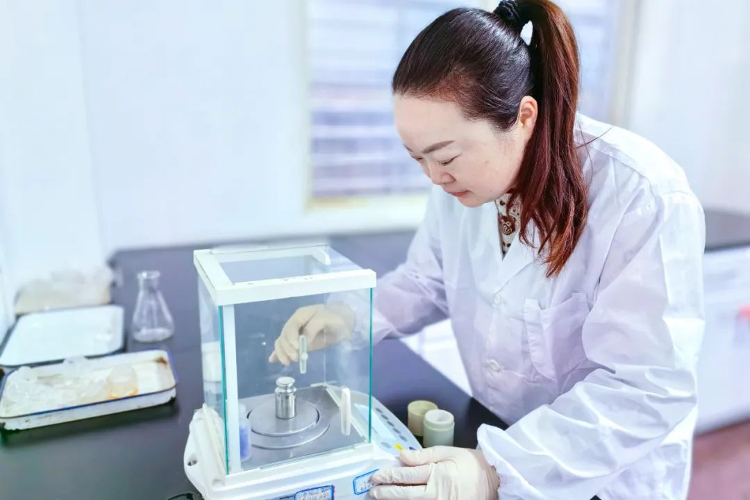 【宜化榜樣】股份公司黃冬燕：立足分析崗位，爭(zhēng)當(dāng)技術(shù)能手(圖3)