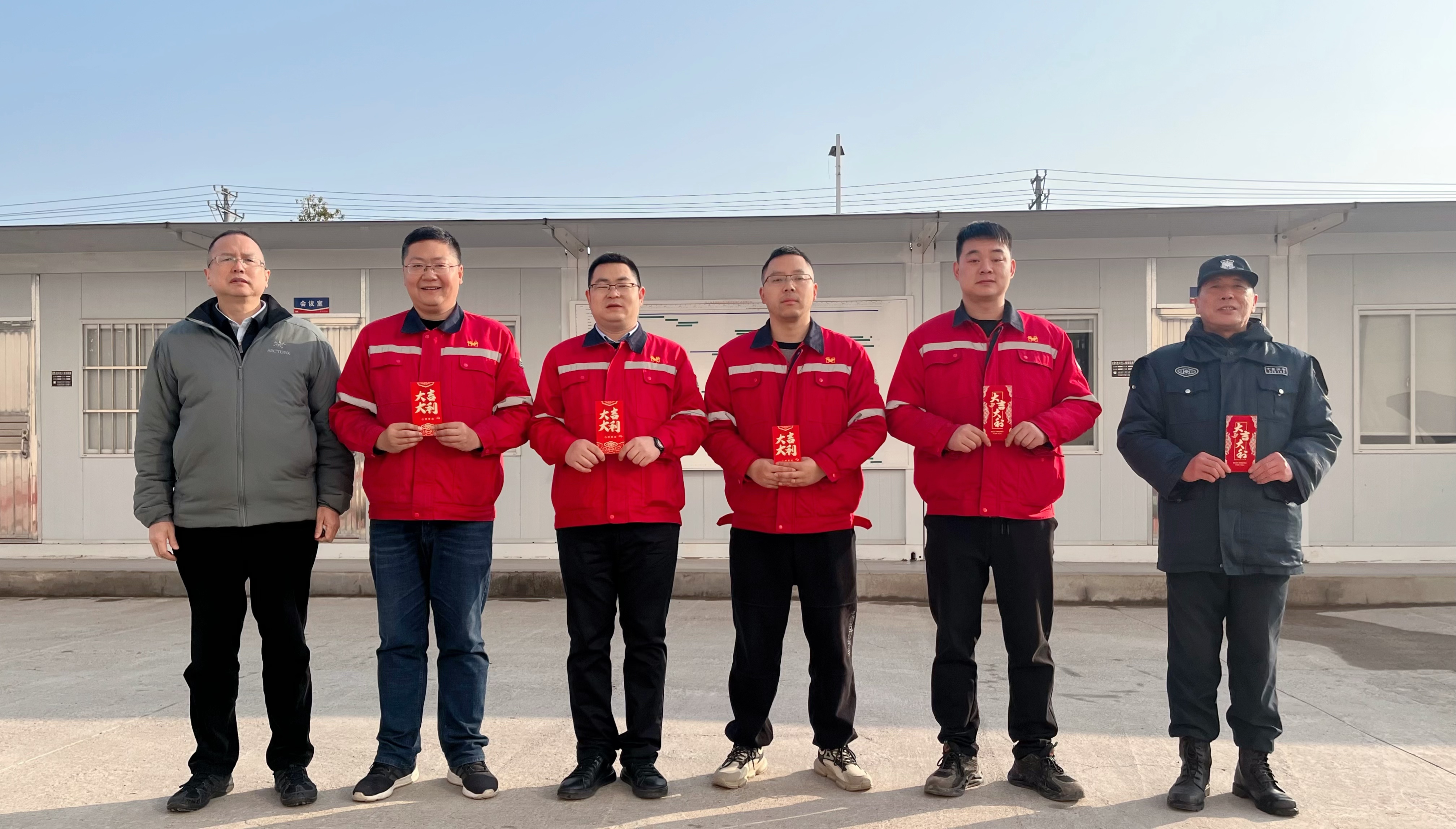 化機(jī)公司黨委書記、董事長、總經(jīng)理?xiàng)钪袧傻巾?xiàng)目現(xiàn)場走訪慰問(圖2)