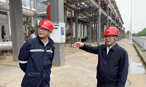 王大真到松滋肥業(yè)、楚星公司和宜化新材料現(xiàn)場辦公