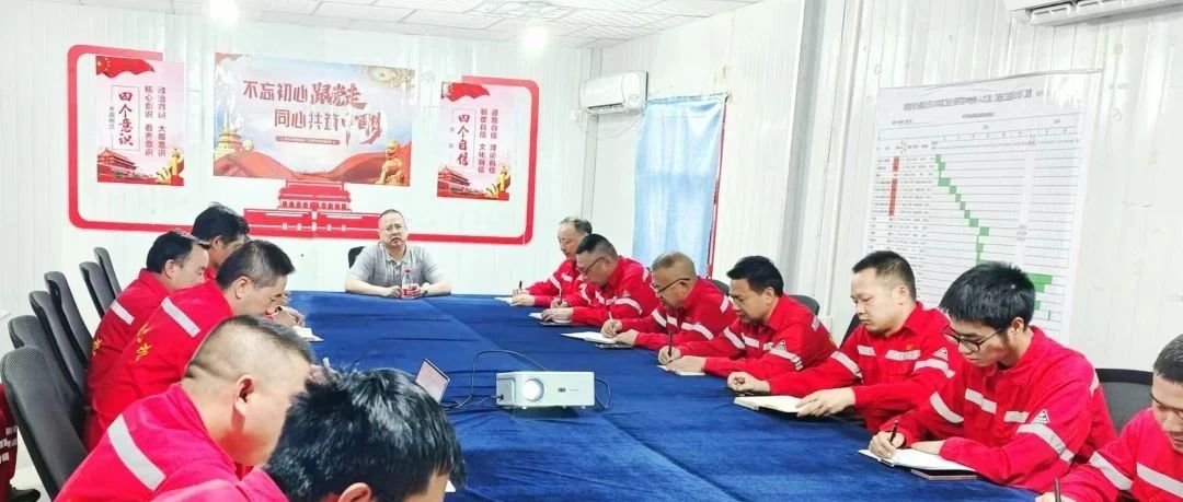 化機(jī)公司黨委書記、董事長、總經(jīng)理?xiàng)钪袧傻叫陆?xiàng)目部現(xiàn)場辦公